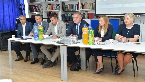 Politika da bude van škola
